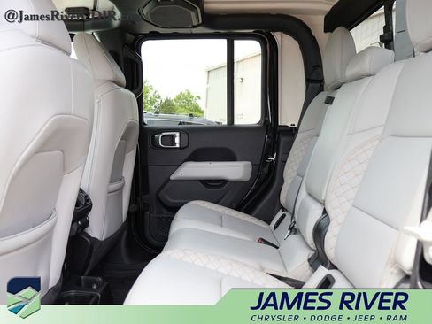 Used 2023 Jeep Gladiator Overland AWD/4WD image 17