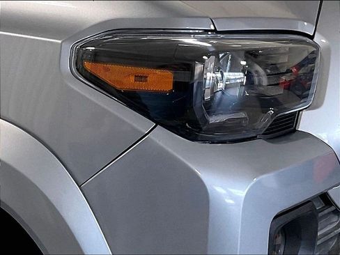 Used 2018 Toyota Tacoma SR5 AWD/4WD image 33