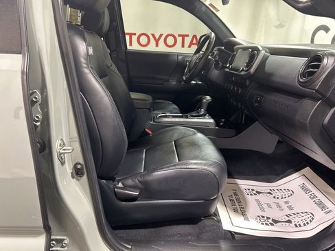 Used 2022 Toyota Tacoma TRD Off-Road image 11