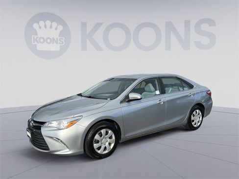 Used 2017 Toyota Camry LE image 1