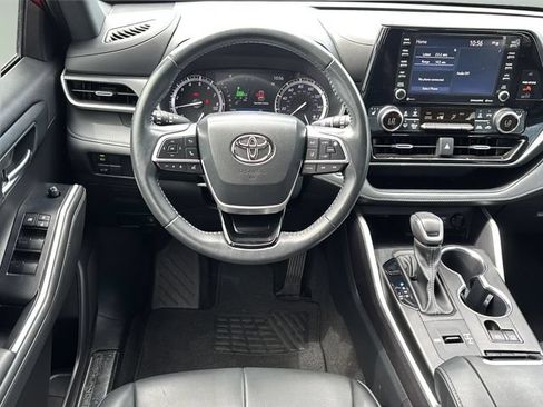 Used 2022 Toyota Highlander XSE FWD image 15