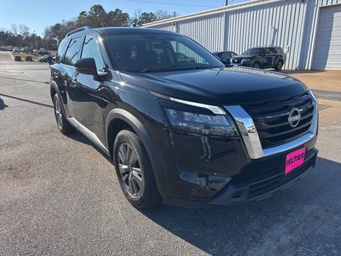 Used 2024 Nissan Pathfinder SV image 1