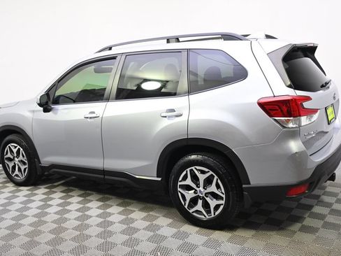 Used 2019 Subaru Forester Premium AWD/4WD image 3