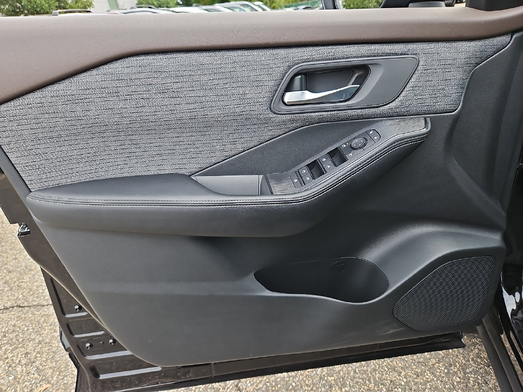 Certified 2023 Nissan Rogue SV AWD/4WD image 14