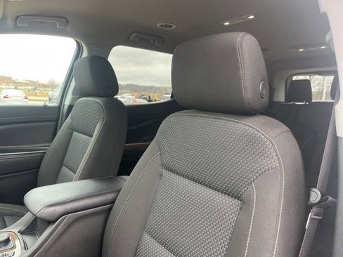 Used 2023 GMC Acadia SLE w/ Driver Convenience Package image 18