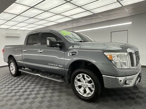 Used 2016 Nissan Titan SV image 3