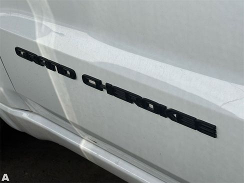 Used 2018 Jeep Grand Cherokee Altitude image 9