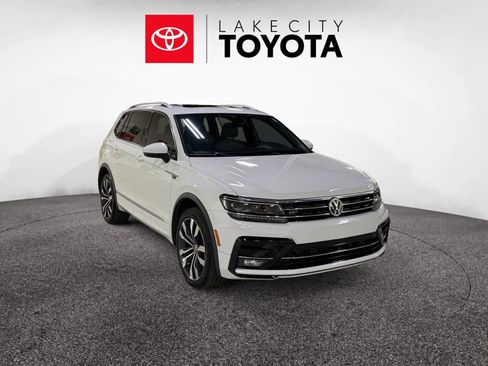 Used 2018 Volkswagen Tiguan SEL Premium w/ R-Line Package image 11