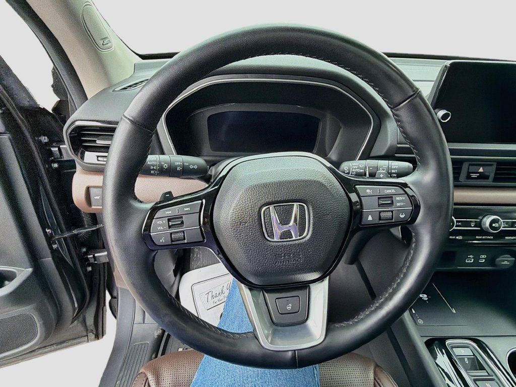 Used 2025 Honda Pilot Elite image 11
