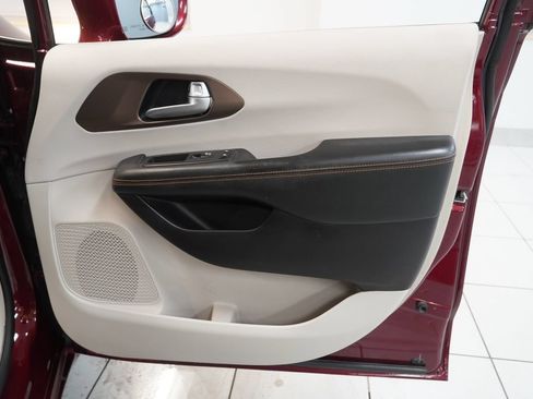 Used 2017 Chrysler Pacifica Touring-L FWD image 32