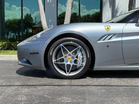 Used 2010 Ferrari California RWD image 21