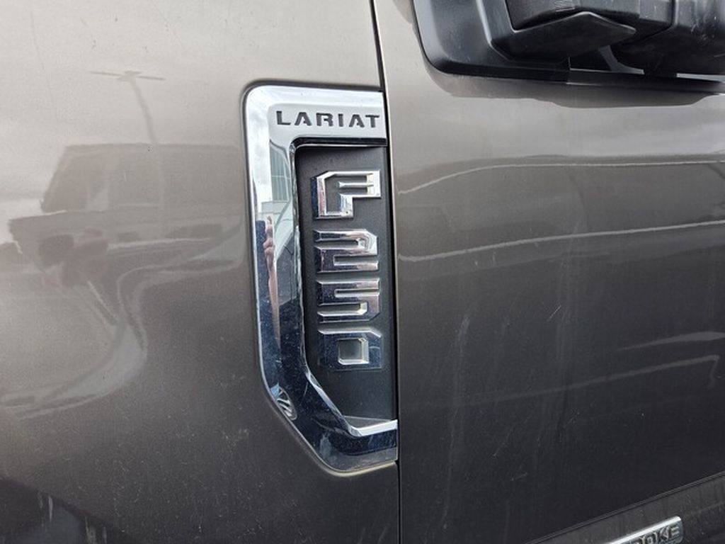 Used 2022 Ford F250 Lariat w/ Lariat Value Package AWD/4WD image 5