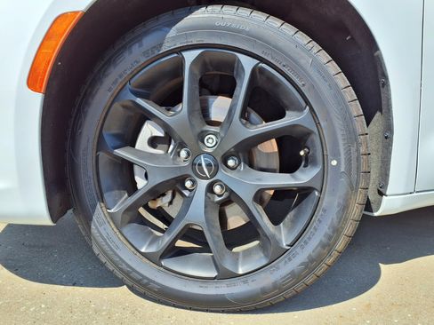 Certified 2023 Chrysler Pacifica Touring-L w/ S Appearance Package AWD/4WD image 33