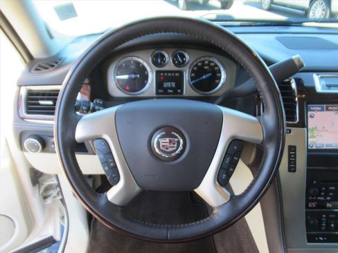 Used 2013 Cadillac Escalade Platinum image 17