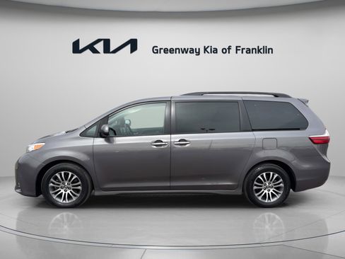 Used 2019 Toyota Sienna XLE w/ XLE Navigation Package image 4