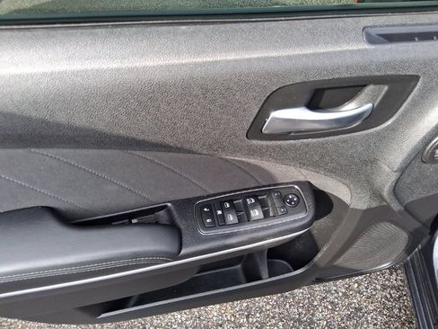 Used 2019 Dodge Charger SXT RWD image 4