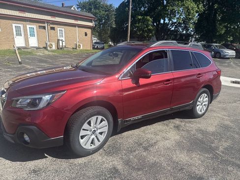 Used 2018 Subaru Outback 2.5i Premium AWD/4WD image 3