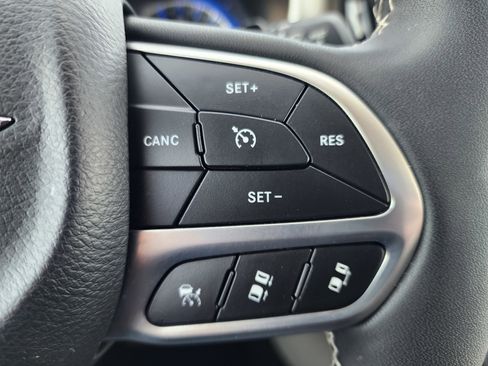 Used 2024 Chrysler Pacifica Touring-L FWD image 20