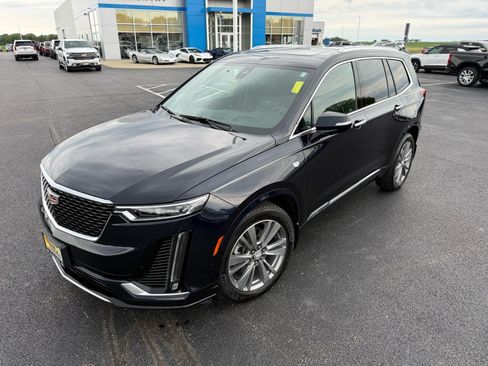 Used 2022 Cadillac XT6 Premium Luxury AWD/4WD image 2
