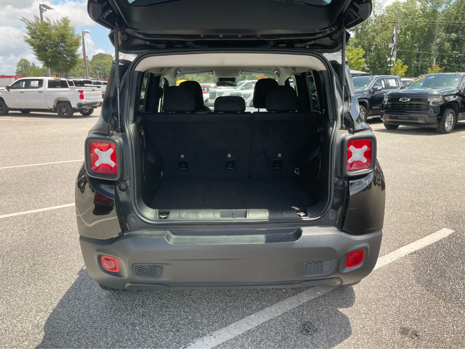 Used 2023 Jeep Renegade Latitude AWD/4WD image 21