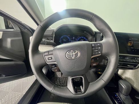 Used 2025 Toyota Camry XLE image 16