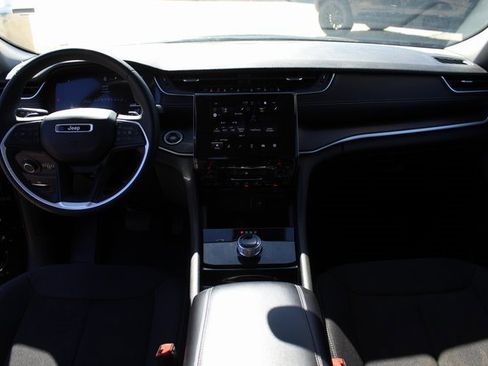 Used 2023 Jeep Grand Cherokee L Laredo image 17