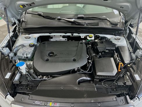 Used 2024 Volvo XC40 B5 Plus image 34