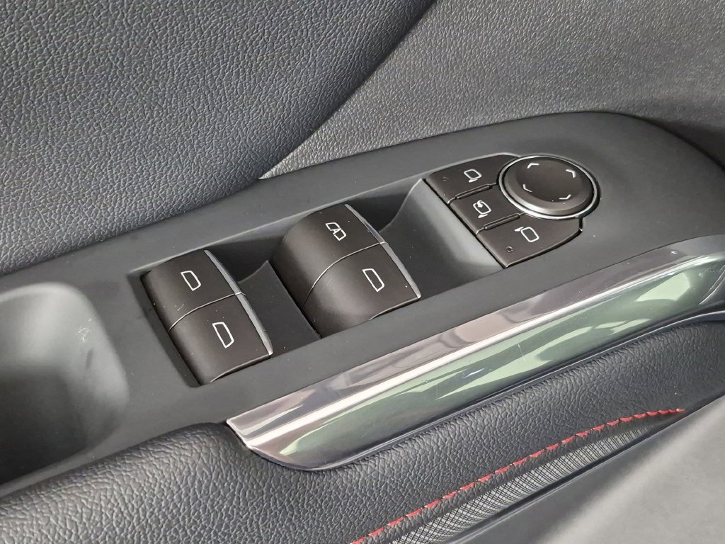 Used 2026 Chevrolet Traverse RS FWD image 14