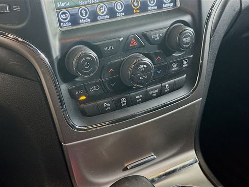 Used 2018 Jeep Grand Cherokee Laredo image 23