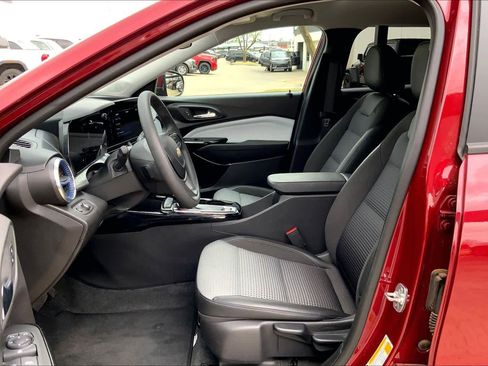 Used 2025 Chevrolet Trax LT image 8