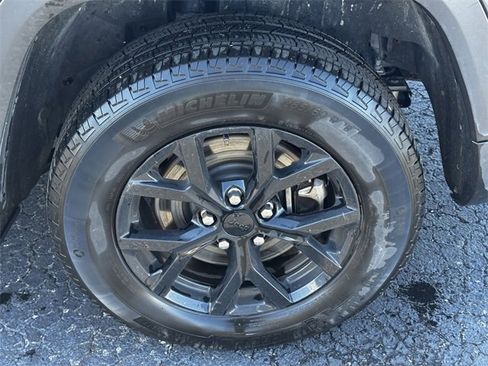 Certified 2024 Jeep Grand Cherokee L Laredo image 11