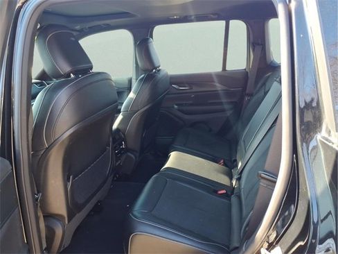 Used 2025 Jeep Grand Cherokee Altitude image 10