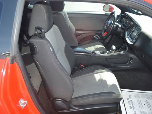 Used 2015 Dodge Challenger SXT w/ Driver Convenience Group RWD image 21