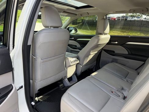 Used 2014 Toyota Highlander XLE AWD/4WD image 28