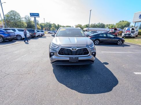 Used 2023 Toyota Highlander XLE image 2