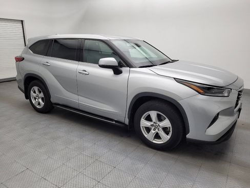 Used 2021 Toyota Highlander LE AWD/4WD image 11