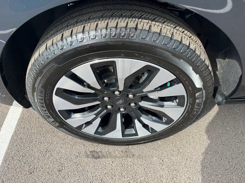 Used 2025 Ford Expedition Platinum w/ Driver's Package AWD/4WD image 9