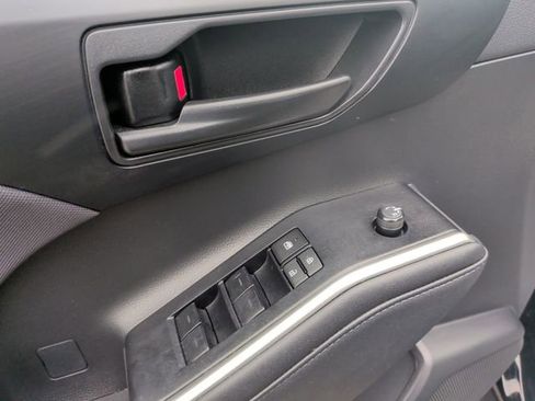 Used 2023 Toyota Highlander L FWD image 14