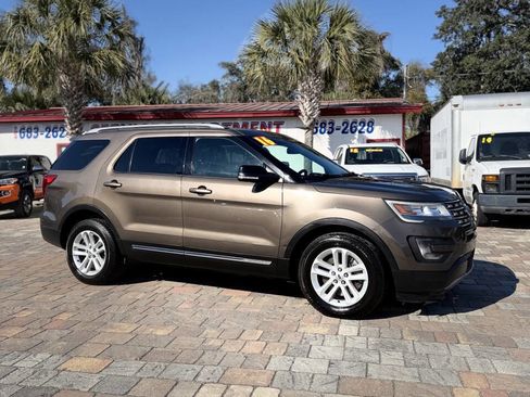 Used 2016 Ford Explorer XLT w/ Equipment Group 202A image 5