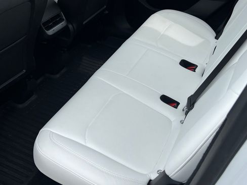 Used 2023 Tesla Model Y Long Range AWD/4WD image 18