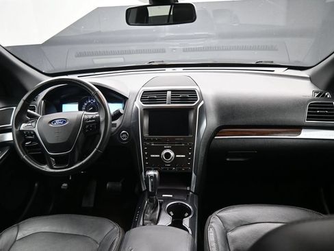 Used 2018 Ford Explorer Limited w/ Equipment Group 301A FWD image 13