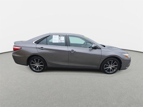 Used 2017 Toyota Camry XSE image 4