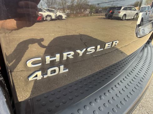 Used 2010 Chrysler Town & Country Limited image 10