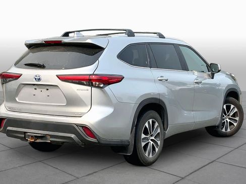 Used 2023 Toyota Highlander XLE AWD/4WD image 13