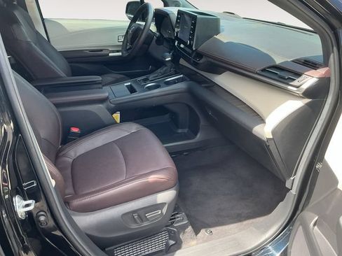 Used 2023 Toyota Sienna Platinum FWD image 15