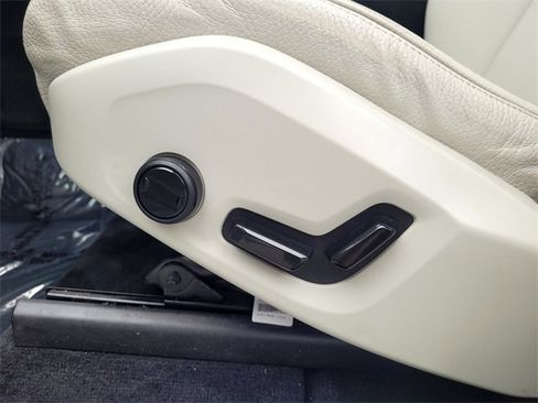 Used 2022 Volvo XC60 B5 Momentum image 12