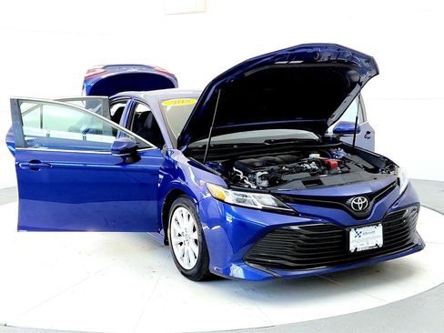 Certified 2018 Toyota Camry LE w/ Convenience Package image 9