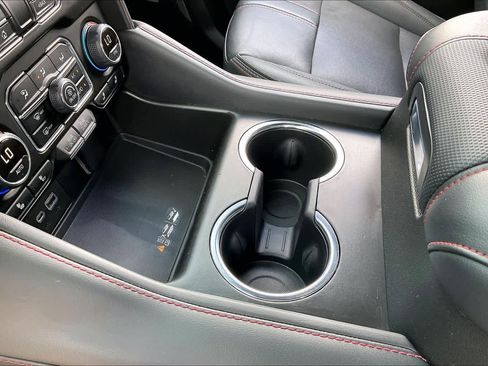 Used 2022 Chevrolet Suburban RST w/ Luxury Package image 16