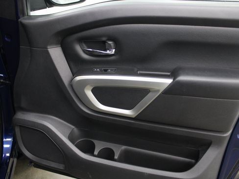 Used 2022 Nissan Titan SV image 25