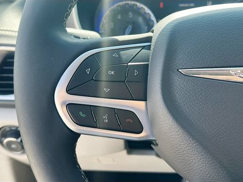 Used 2022 Chrysler Pacifica Touring-L FWD image 17